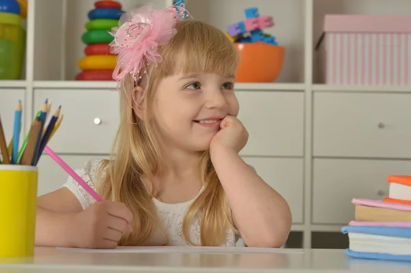 Niña dibujando en casa — Foto de Stock