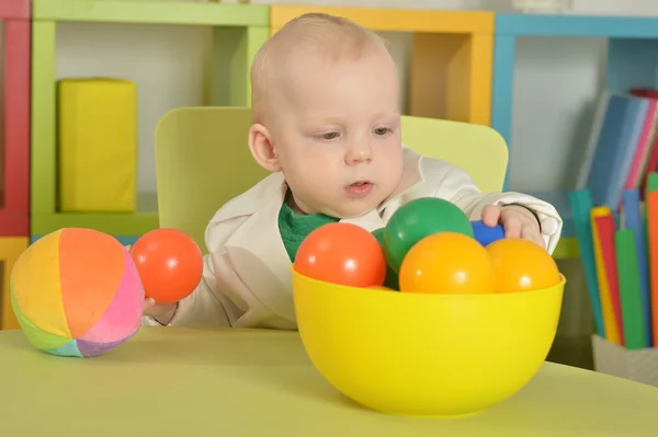 Lindo niño sentado en la silla — Foto de Stock