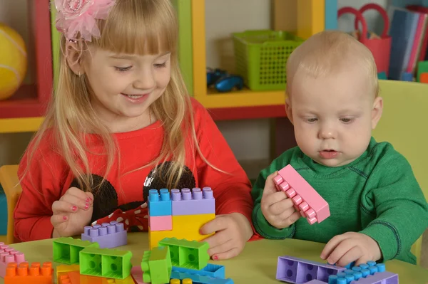 Garçon et fille de jouer avec des cubes — Photo