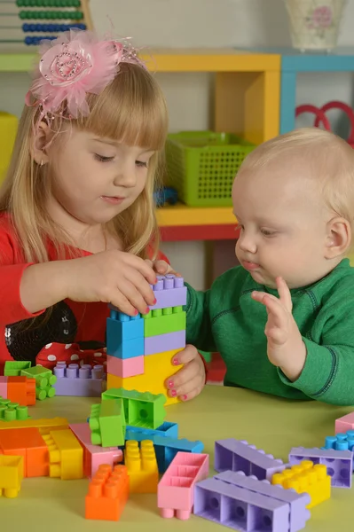 Boy and  girl of playing with cubes — Stock Photo, Image