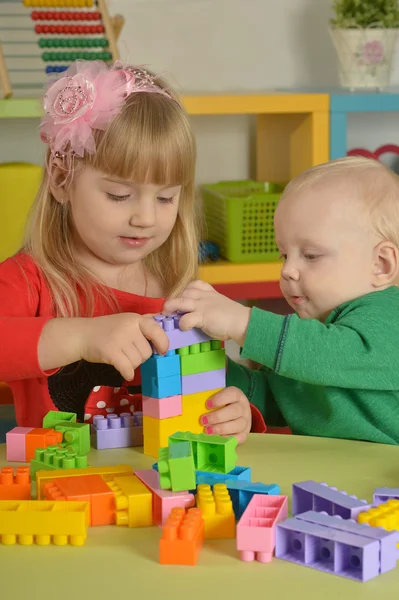 Boy and  girl of playing with cubes — Stock Photo, Image