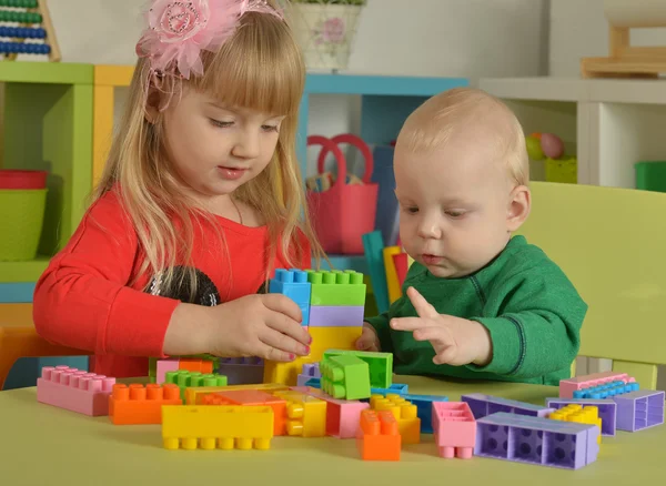 Ragazzo e ragazza di giocare con cubi — Foto Stock