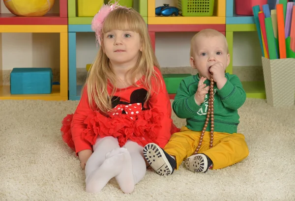 Kleines Mädchen und ihr kleiner Bruder — Stockfoto