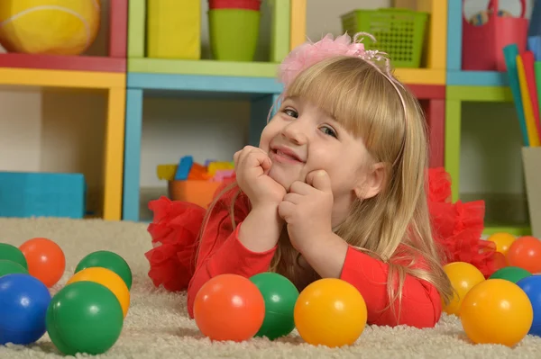 Portrait de petite fille jouant — Photo