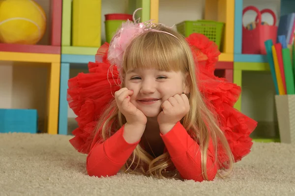 Niña en vestido rojo en casa —  Fotos de Stock