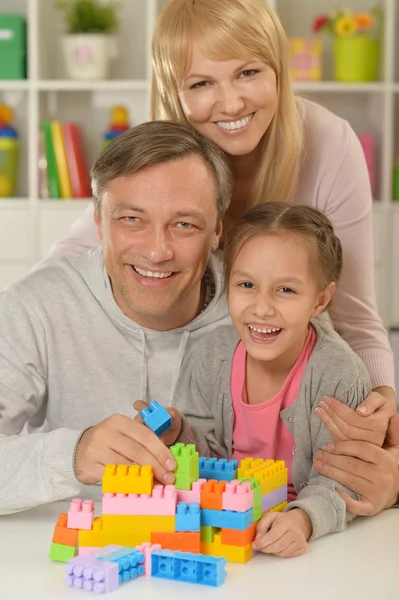 Glad familj leker hemma — Stockfoto