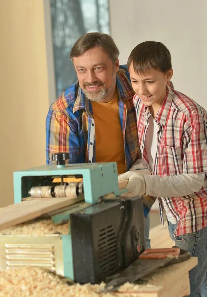 Pappa och lilla pojke reparera i rummet — Stockfoto