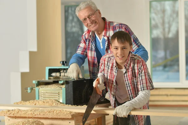 Man och barnbarn reparera i rummet — Stockfoto