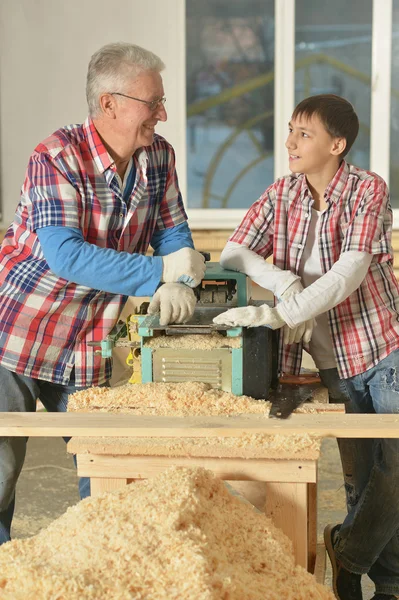 Man och barnbarn reparera i rummet — Stockfoto