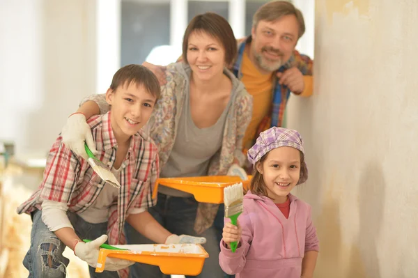 Família feliz fazendo reparação em casa — Fotografia de Stock