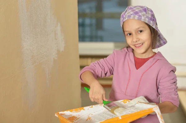 Meisje doet thuis reparatie — Stockfoto