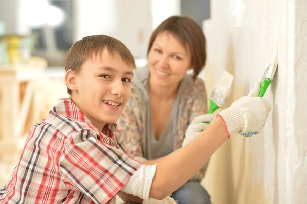 Famiglia felice facendo riparazione a casa — Foto Stock