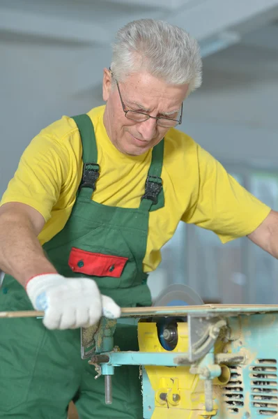 Äldre man reparera i rummet — Stockfoto