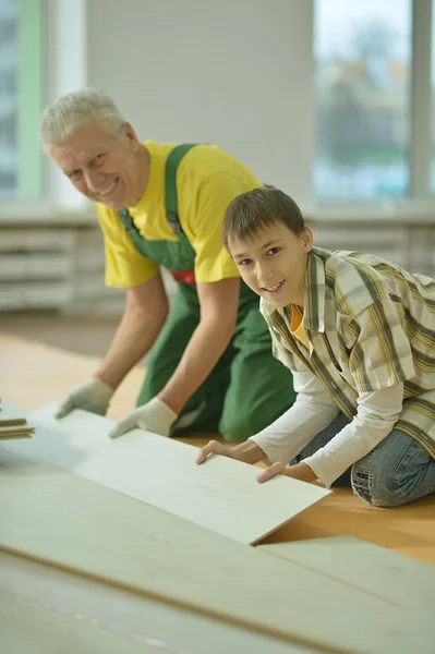 Man och barnbarn reparera i rummet — Stockfoto