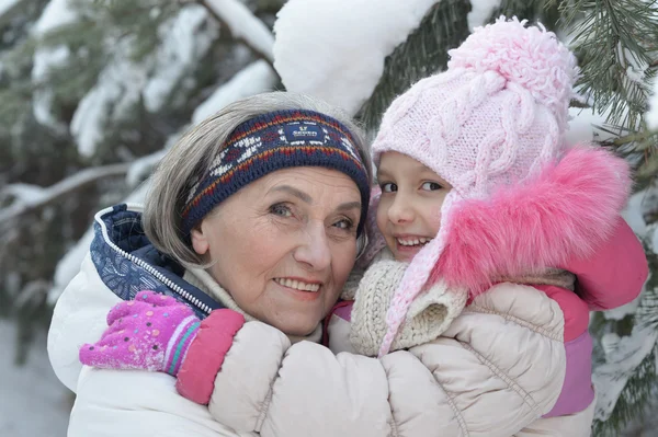 Nagymama és unokája, télen — Stock Fotó