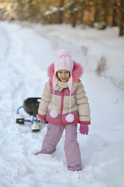 Κορίτσι με το έλκηθρο στο χειμώνα υπαίθρια — Φωτογραφία Αρχείου