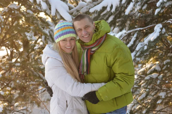 Paar im Winter im Freien — Stockfoto