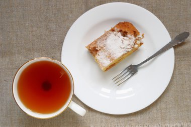 Çay ve bir dilim elma pasta