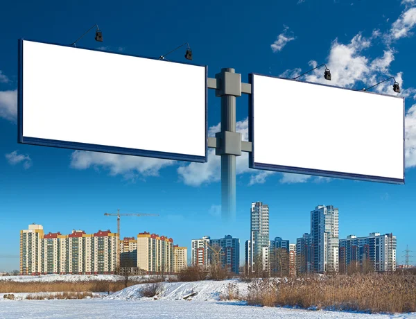 Twee billboard en appartementencomplex Stockfoto