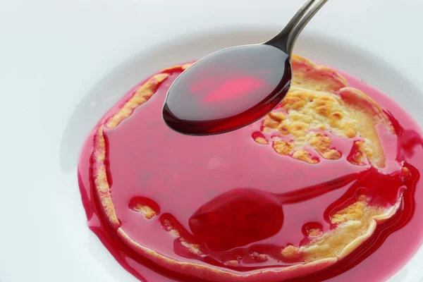 Pannenkoek met cherry stroop Stockfoto