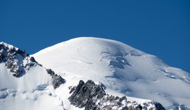 Mont Blanc üzerinde uçan
