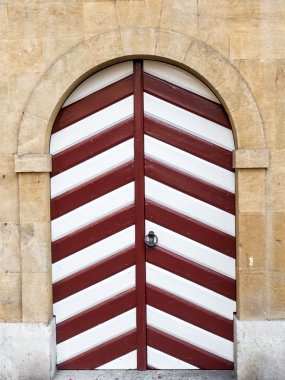 Evin cephe soyulmuş kapıda