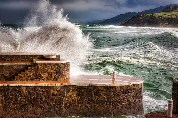 Stor Våg Stänk Mot Zarautz Port — Stockfoto