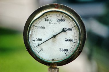 Eski bir manometre resmi kapat