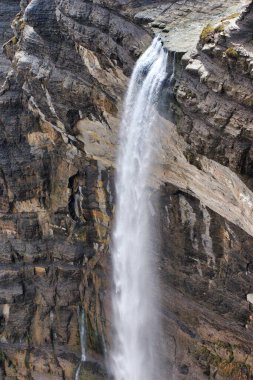 Sonbaharda doğan bir Nervion nehri