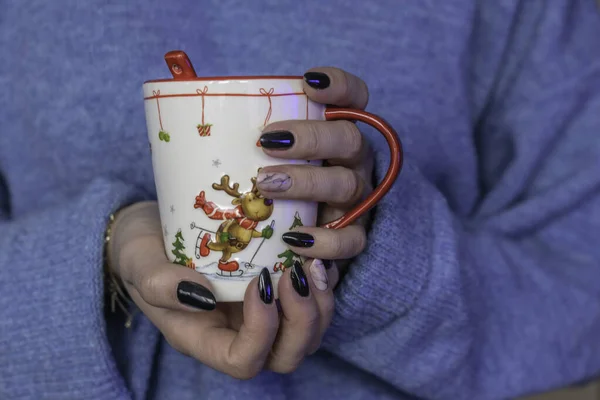 Kobiece Ręce Kubkiem Gorącej Herbaty Kubek Świąteczny — Zdjęcie stockowe