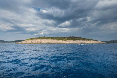 Hırvat kayalık adası yattan görüldü. Güzel manzara