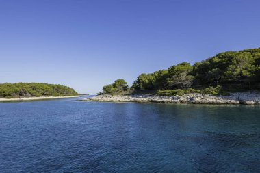 Hırvat kayalık adası yattan görüldü. Güzel manzara