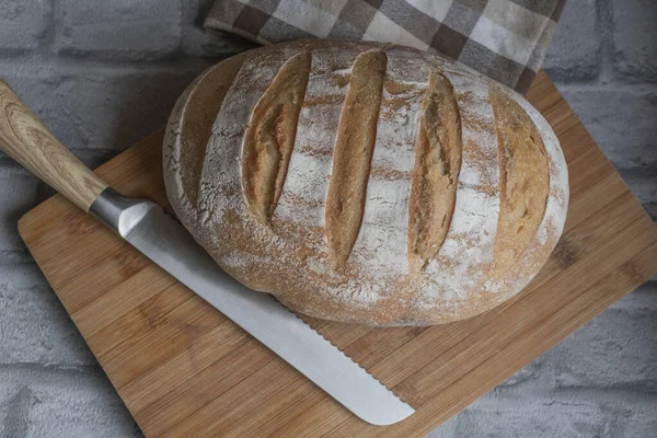 Zelfgebakken Brood Tafel Liggend Een Houten Plank Een Broodmes — Stockfoto