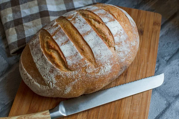 Zelfgebakken Brood Tafel Liggend Een Houten Plank Een Broodmes — Stockfoto