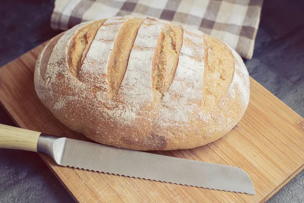 Zelfgebakken Brood Tafel Liggend Een Houten Plank Een Broodmes — Stockfoto