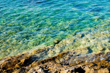 Akdeniz 'in berrak suları 