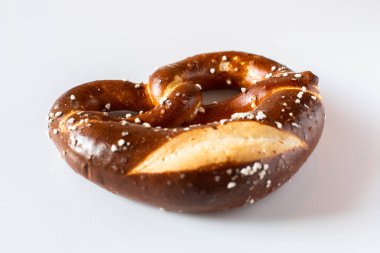 Beyaz zemin üzerine tuz serpiştirilmiş lezzetli altın kraker.