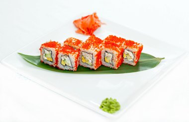 Deniz ürünleri ve rulo bir plaka üzerinde.