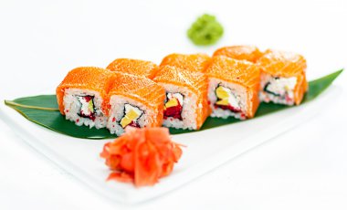 Deniz ürünleri ve rulo bir plaka üzerinde.