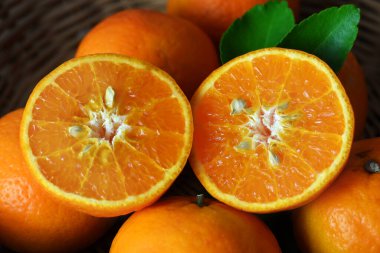 Dilimlenmiş portakalların yakın çekimi, üst görünüm, sepetteki portakal yığınları..