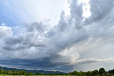 Fırtınadan gelen büyük bir bulut koyu gri bir yağmur bulutu oluşturuyordu. Tarlaların ve dağların üstünde,