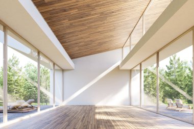 Yerden tavana cam pencereleri olan, yemyeşil çam ormanlarına bakan modern minimalist boş bir oda. Hafif ahşap döşemeler, uyumlu bir tavan ve açık hava sandalyeleri..