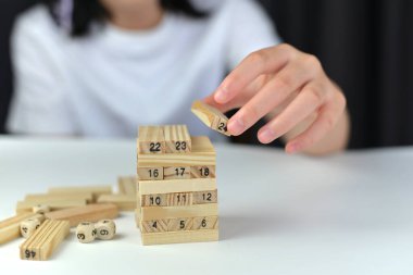 İnsanlar hedeflerine ulaşmak için tahta çubukların üzerine küçük çubuklar koyuyorlardı..