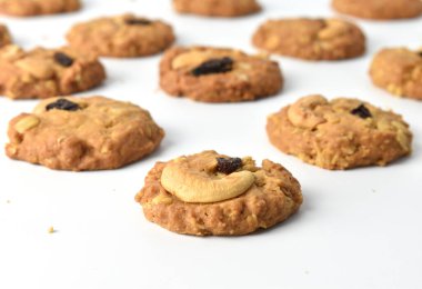 Beyaz arka planda kaju ve kuru üzümlü kurabiyeler