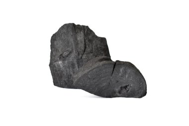 Doğal odun kömürü ya da sert odun kömürü beyaz arka planda geleneksel izole edilmiş tıbbi özelliklere sahiptir.