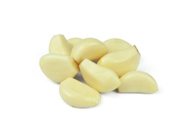 Baharat pişirmek için hazırlanmış soyulmuş sarımsaklı karanfil yığını. beyaz arkaplanda