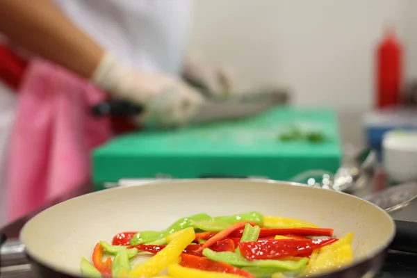 Paprika's koken in een pan — Stockfoto