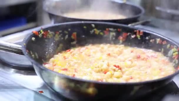 Cooking scrambled eggs — Stock Video