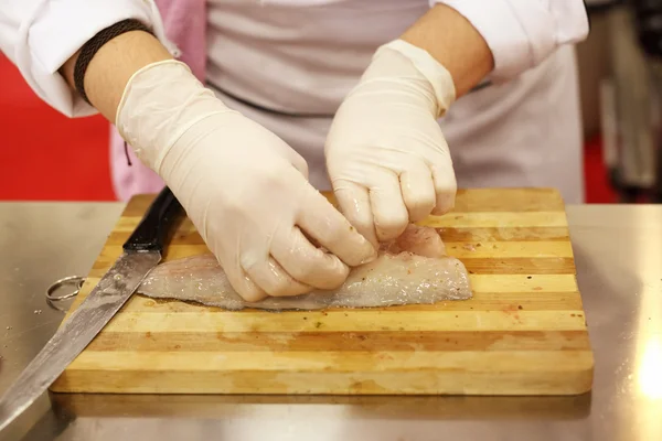 Voorbereiden van fish — Stockfoto