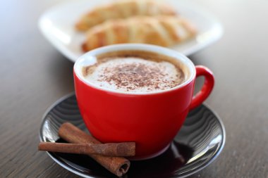 İtalyan cappuccino ve kruvasan